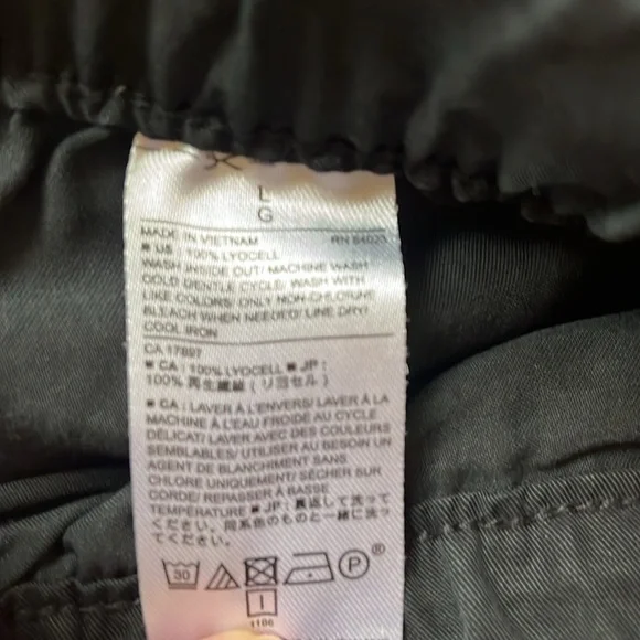 Banana Republic black lightweight cargo zippered pants in Large - Picture 5 of 5